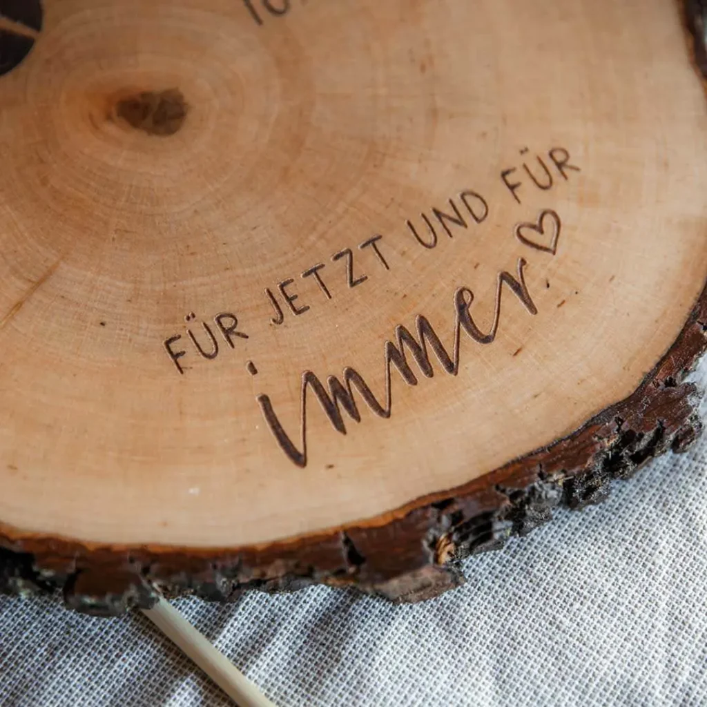 Ringkissen aus Holz Detail Spruch